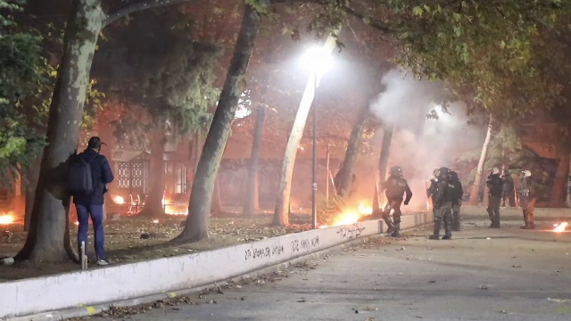 Violențe la un marș comemorativ în Grecia. Zeci de tineri au aruncat pietre și cockteiluri Molotov asupra forțelor de ordine