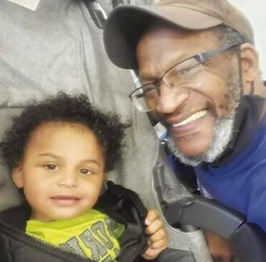 Un copil de doi ani a murit de foame după ce tatăl lui a decedat în urma unui atac de cord. Cum au fost găsiți cei doi