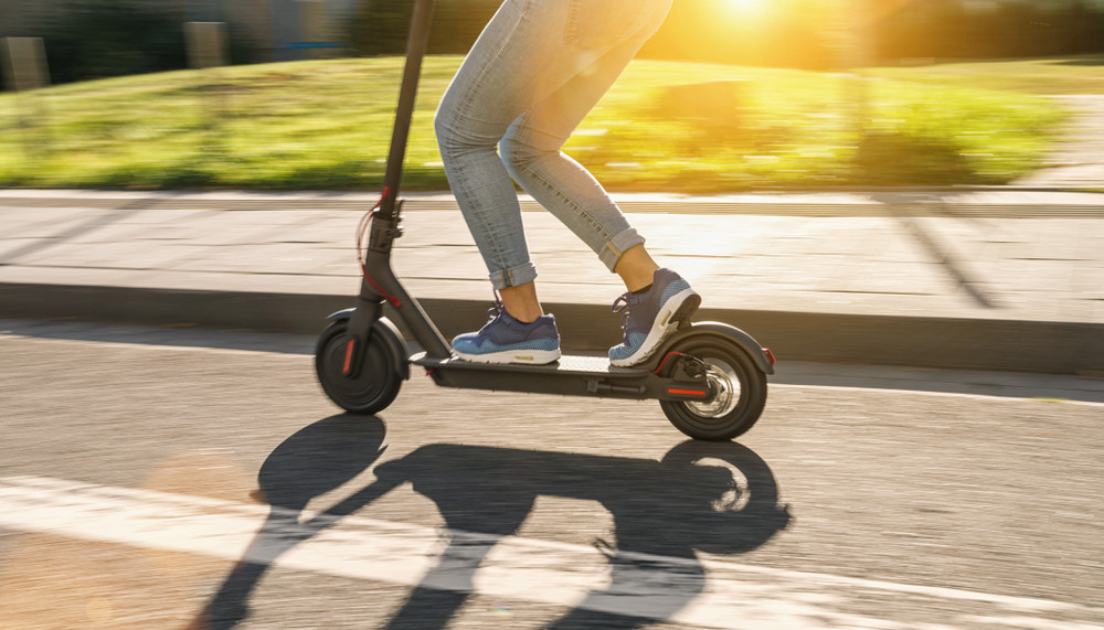 Elevă din Timiș pălmuită de profesoară după ce a intrat cu trotineta în clasă. Ce a urmat