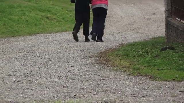 Caz înfiorător într-un sat din Iași. O fată de 15 ani a fost violată, în repetate rânduri, de tatăl ei