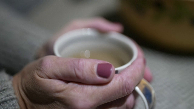 Englezii și românii stabiliți în Marea Britanie simt acut scăderea veniturilor. „Trăim chiar la limită”