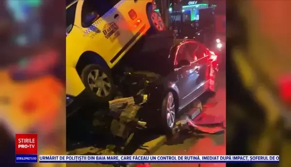 Accident desprins dintr-o cascadorie. Un șofer a izbit o mașină și a proiectat-o sub un taxi. Ce au găsit polițiștii