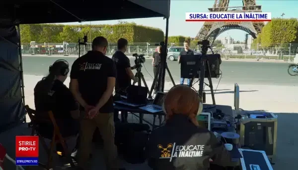 Lecție interactivă despre Turnul Eiffel, susținută de la fața locului de doi profesori români. Prezentarea, de mare succes