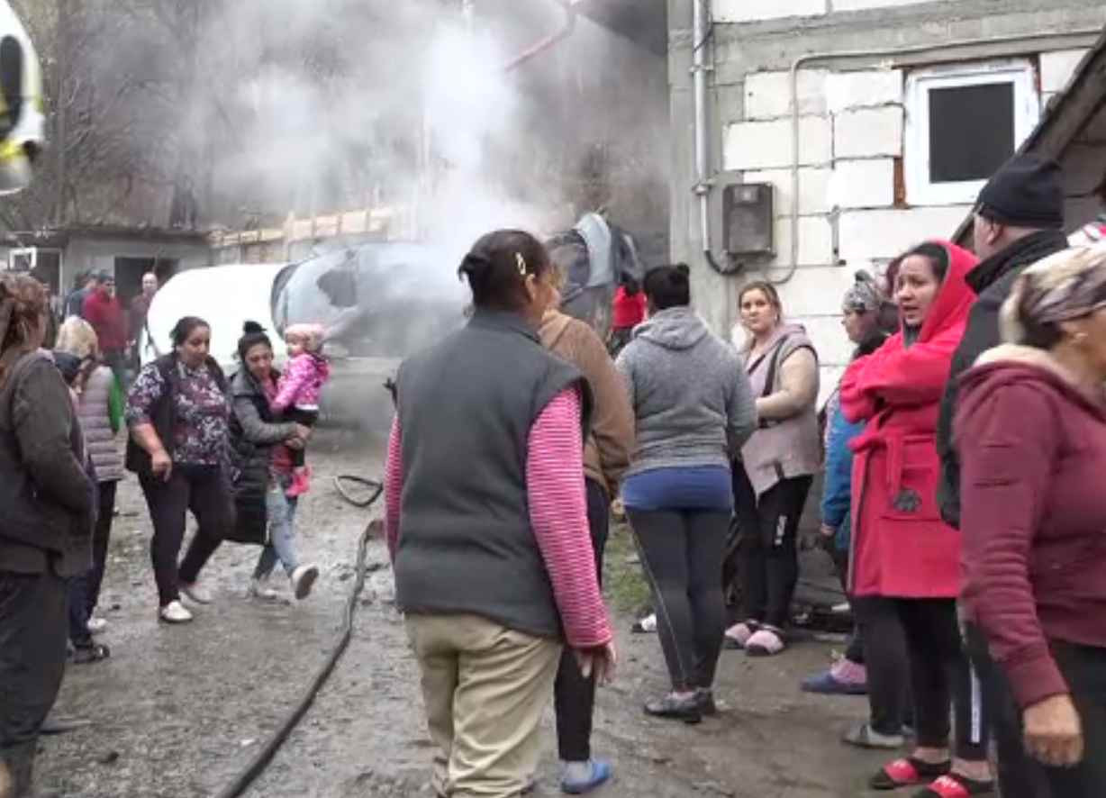 Un incendiu a mistuit garajul unei case din Argeș. Copiii familiei se aflau deasupra acestuia