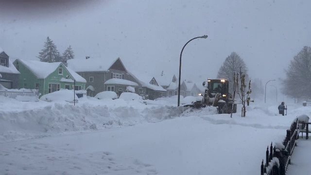 O furtună de zăpadă a provocat haos în statul New York. Zăpada a ajuns la un metru pe șosele