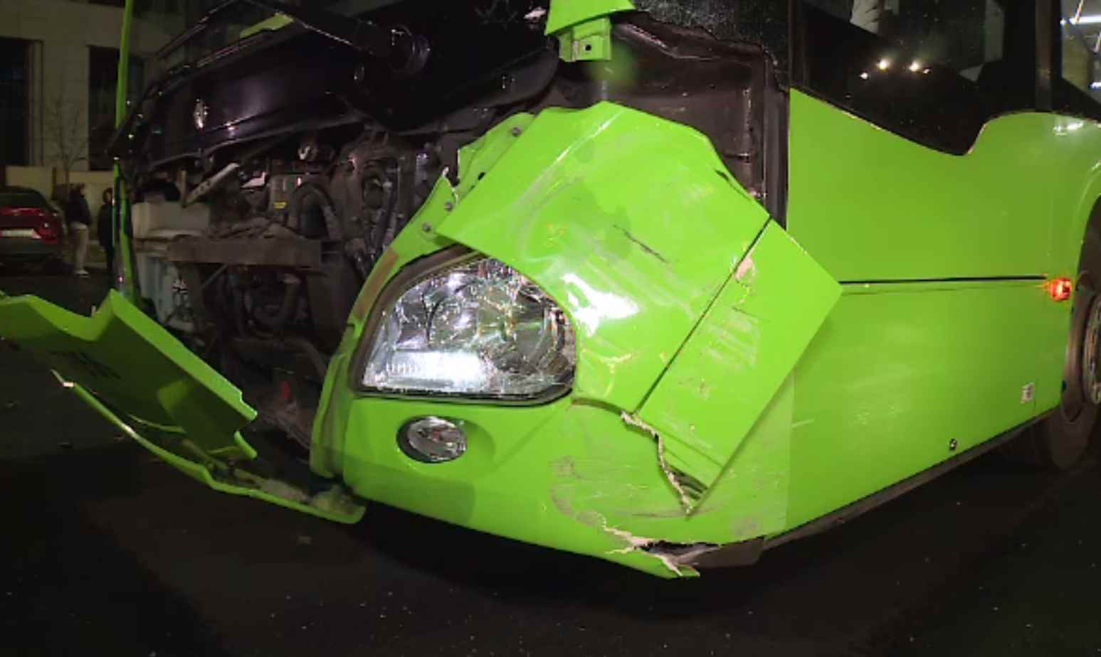 Impact între un autoturism și un autobuz, chiar în centrul Capitalei. Un călător a fost rănit