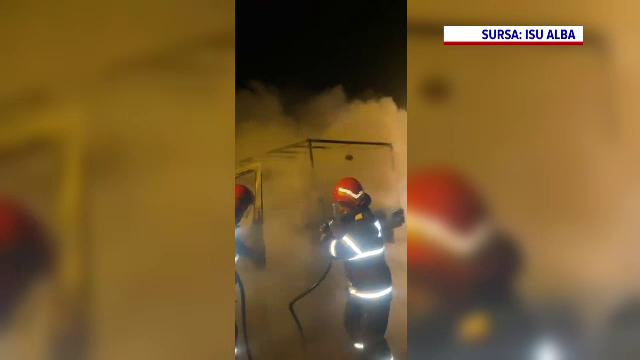 Mașină încarcată cu unelte, incendiată pe A1. Cele șase persoane aflate în vehicul au reușit să se salveze