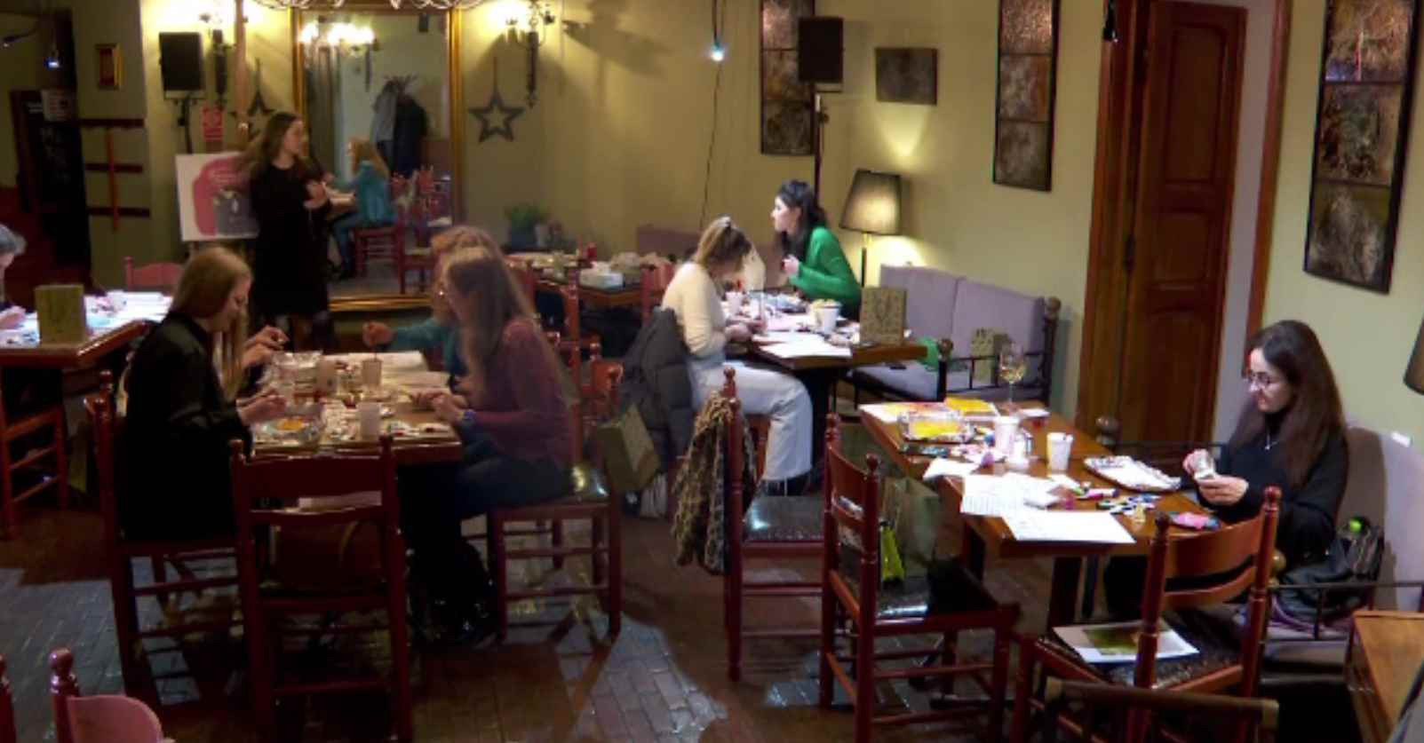 Caligrafia uitată la școală a devenit acum o metodă de terapie. Workshop într-o cafenea din Iași