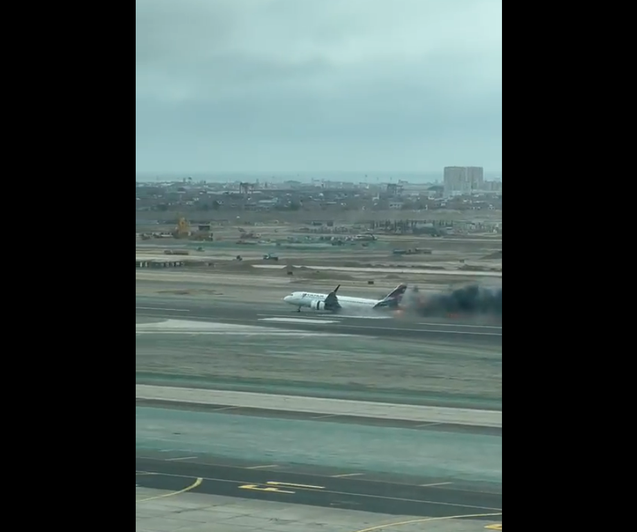 Momentul în care un avion ia foc după ce lovește o mașină de pompieri pe pista unui aeroport din Peru: Două persoane au murit