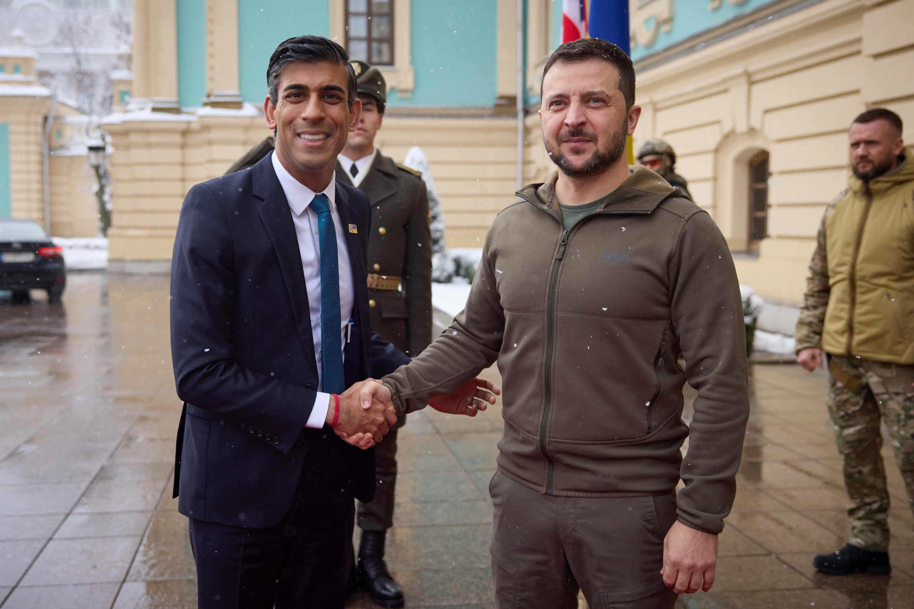 Premierul britanic are „dorința” de a trimite avioane de luptă Ucrainei, spune Zelenski. Începe cu instruirea piloților