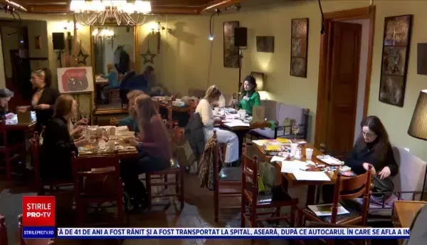 Caligrafia uitată la școală a devenit acum o metodă de terapie. Workshop într-o cafenea din Iași