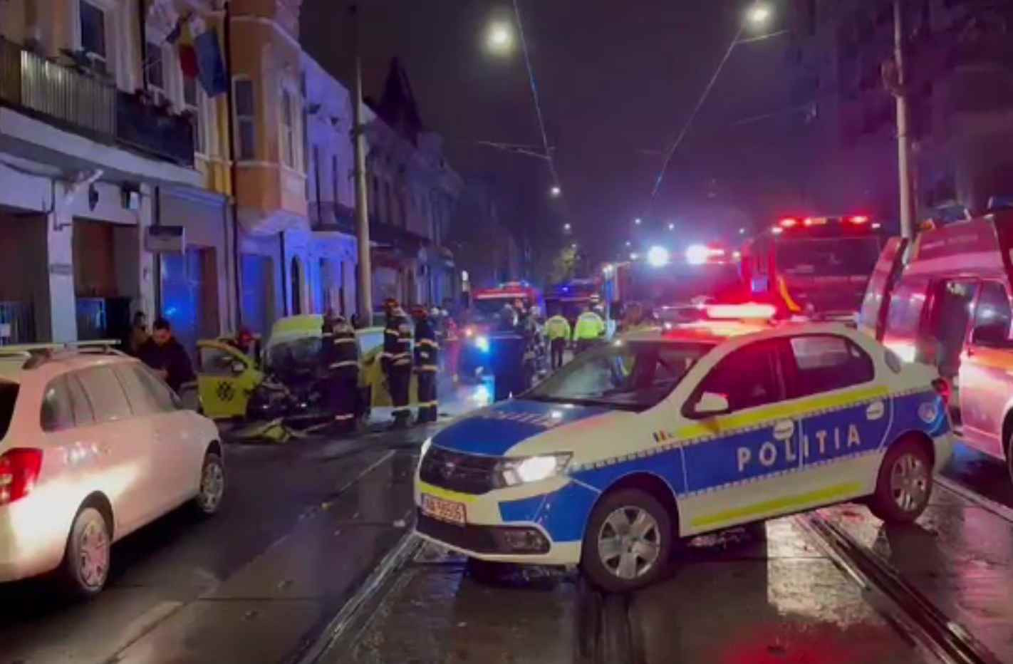 Un taximetrist a murit în București, după impactul frontal cu un autobuz. Patru pasageri au fost răniți