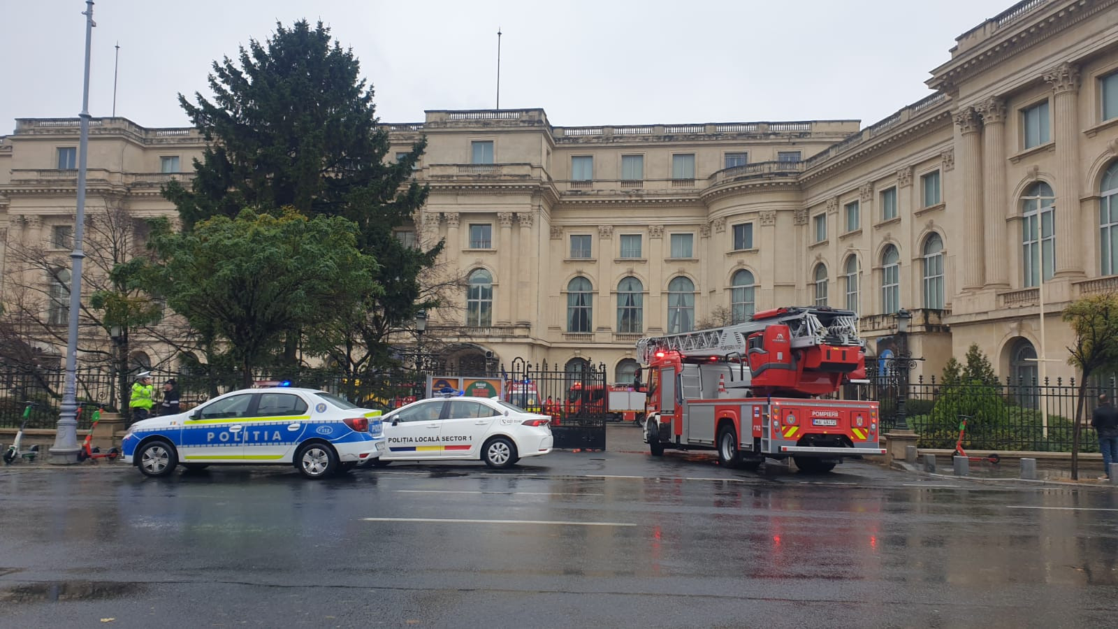 Incendiu la Palatul Regal din București. 150 de persoane, evacuate de urgență