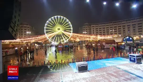 Târgul de Crăciun din Piața Constituției și-a deschis porțile. Cu ce bunătăți îi așteaptă comercianții pe vizitatori