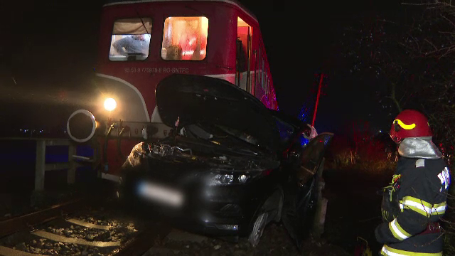 Gestul inconștient al unui șofer care a depășit pe calea ferată în timp ce trecea trenul: Două persoane au ajuns la spital