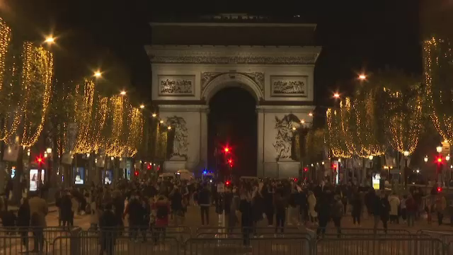 Seară de poveste la Paris. Au fost aprinse luminițele de Crăciun pe Champs Elysee