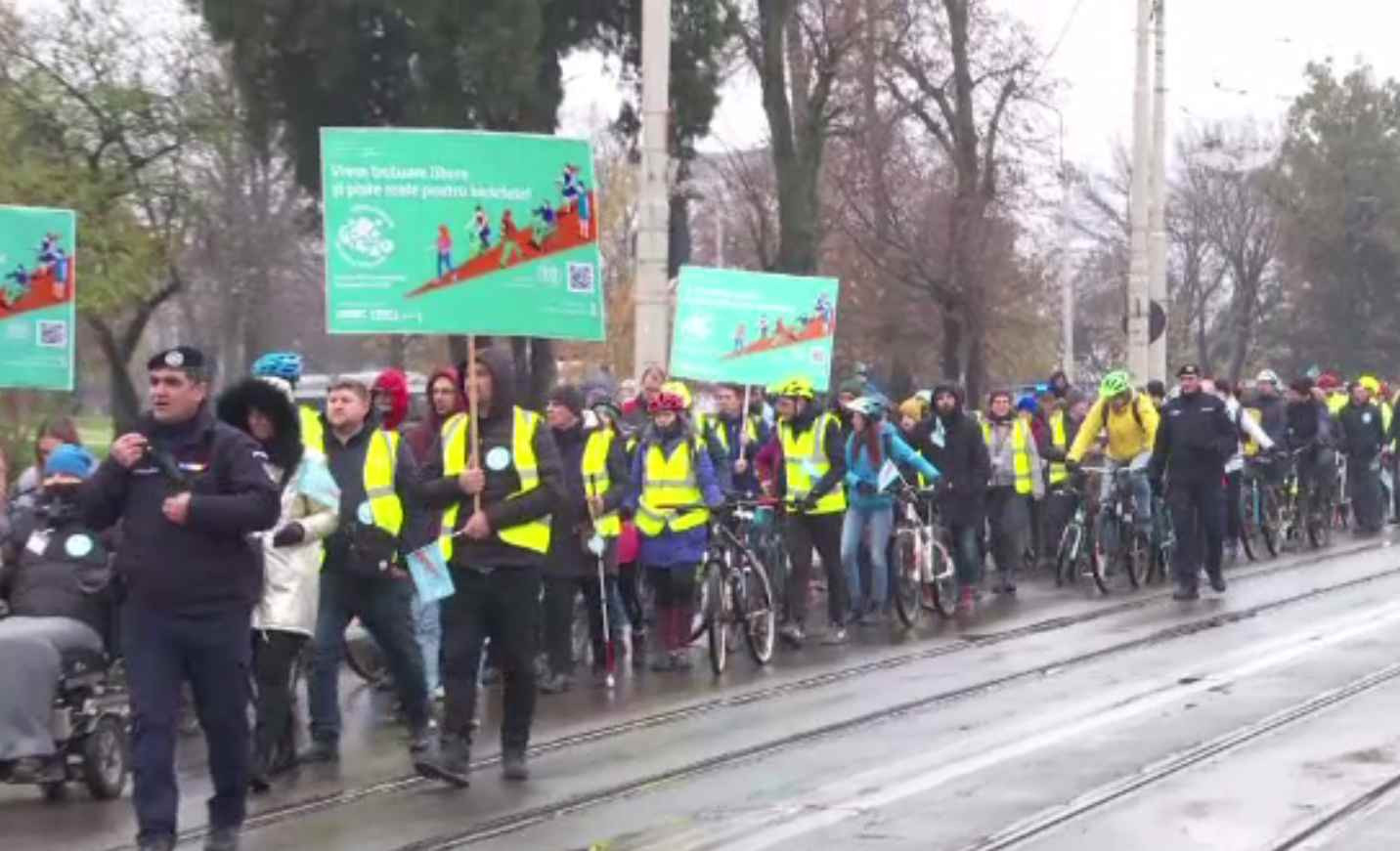 Marşul pietonilor şi bicicliştilor, la Iași. Oamenii se plâng că nu au loc de mașini