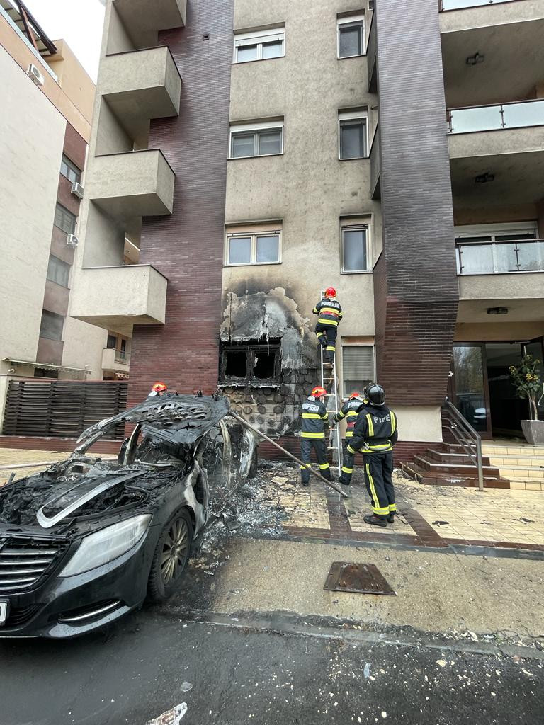 Incendiu în Cartierul Francez, după ce o mașină a luat foc. Flăcările s-au extins la un bloc din zonă: 7 persoane evacuate