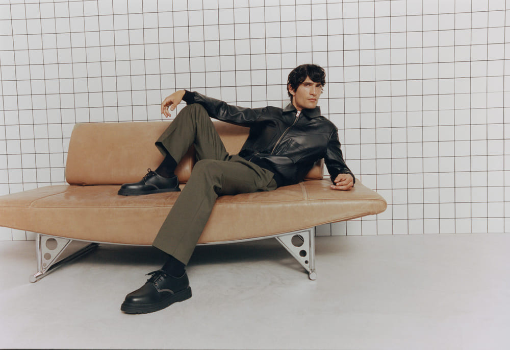 (P) Încălțăminte pentru bărbați care se potrivește cu o jachetă de iarnă