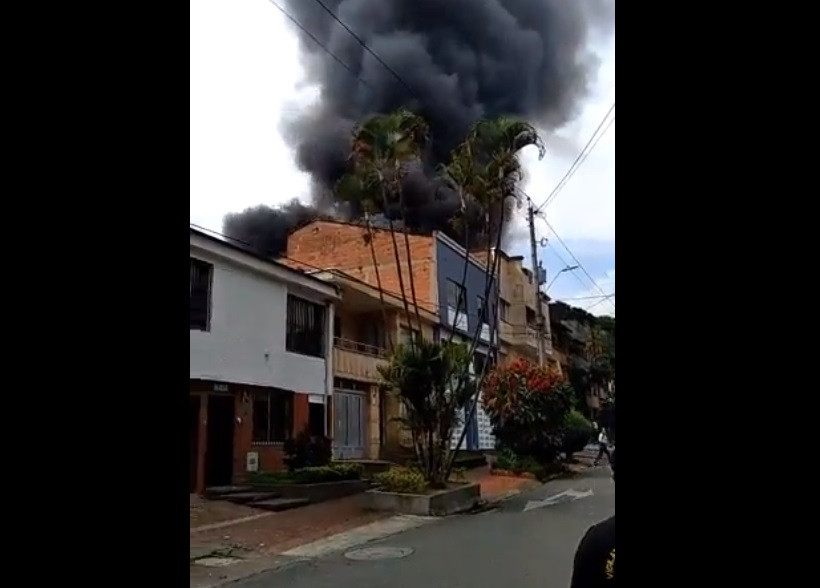 Un avion s-a prăbușit peste o clădire rezidențială. Sunt mai mulți morți. VIDEO