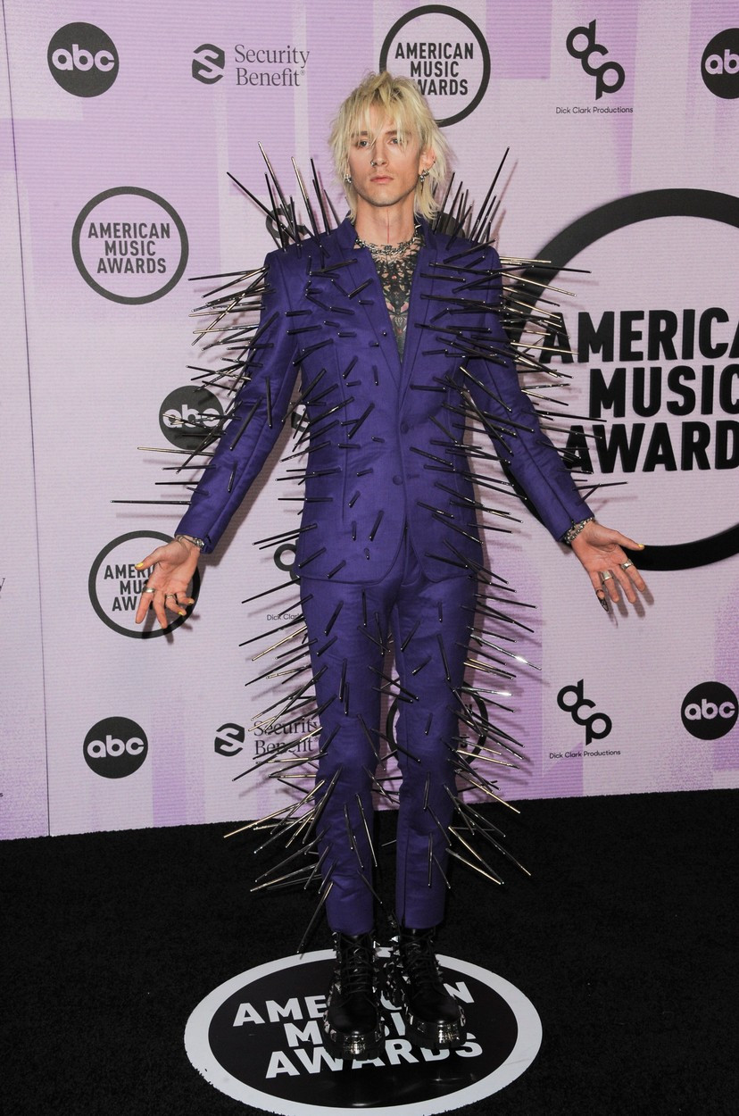 Apariția inedită a iubitului lui Megan Fox la premiile „AMA”. Detaliile bizare ale costumului purtat de Machine Gun Kelly