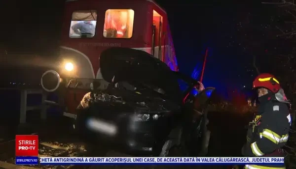 Gestul inconștient al unui șofer care a depășit pe calea ferată în timp ce trecea trenul: Două persoane au ajuns la spital