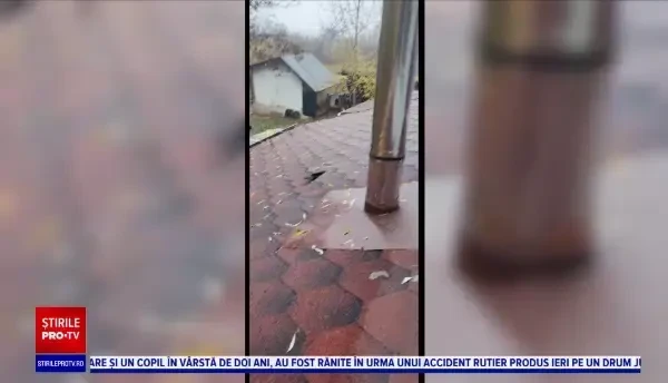 O bucată desprinsă dintr-o rachetă anti-grindină a lovit acoperişul unei case din Prahova