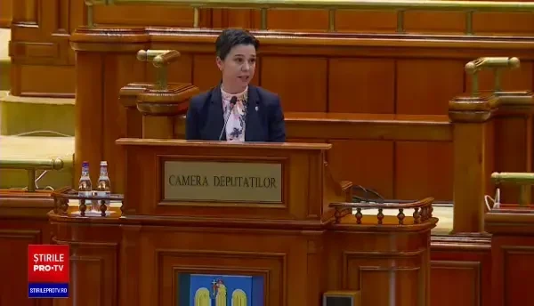 Clotilde Armand și-a făcut selfie-uri în Parlament, la ședința în care se vota cererea DNA de percheziție a lui Tudorache