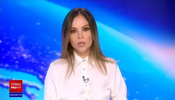 Momentul în care trei indivizi se năpustesc cu bâte asupra unui câine aflat în șanț, în Dâmboviţa