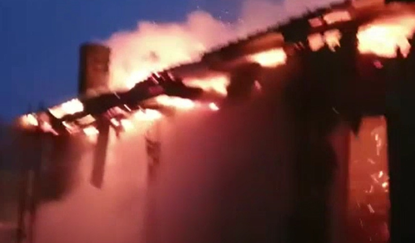 Incendiu violent la o casă din Prahova. 14 pompieri s-au luptat cu flăcările care au cuprins peste 150 de metri pătrați
