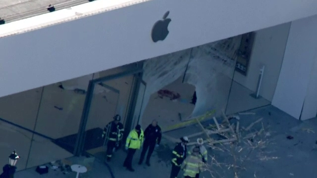 Un șofer a intrat cu mașina prin vitrina unui magazin: O persoană a murit și alte 19 au fost rănite