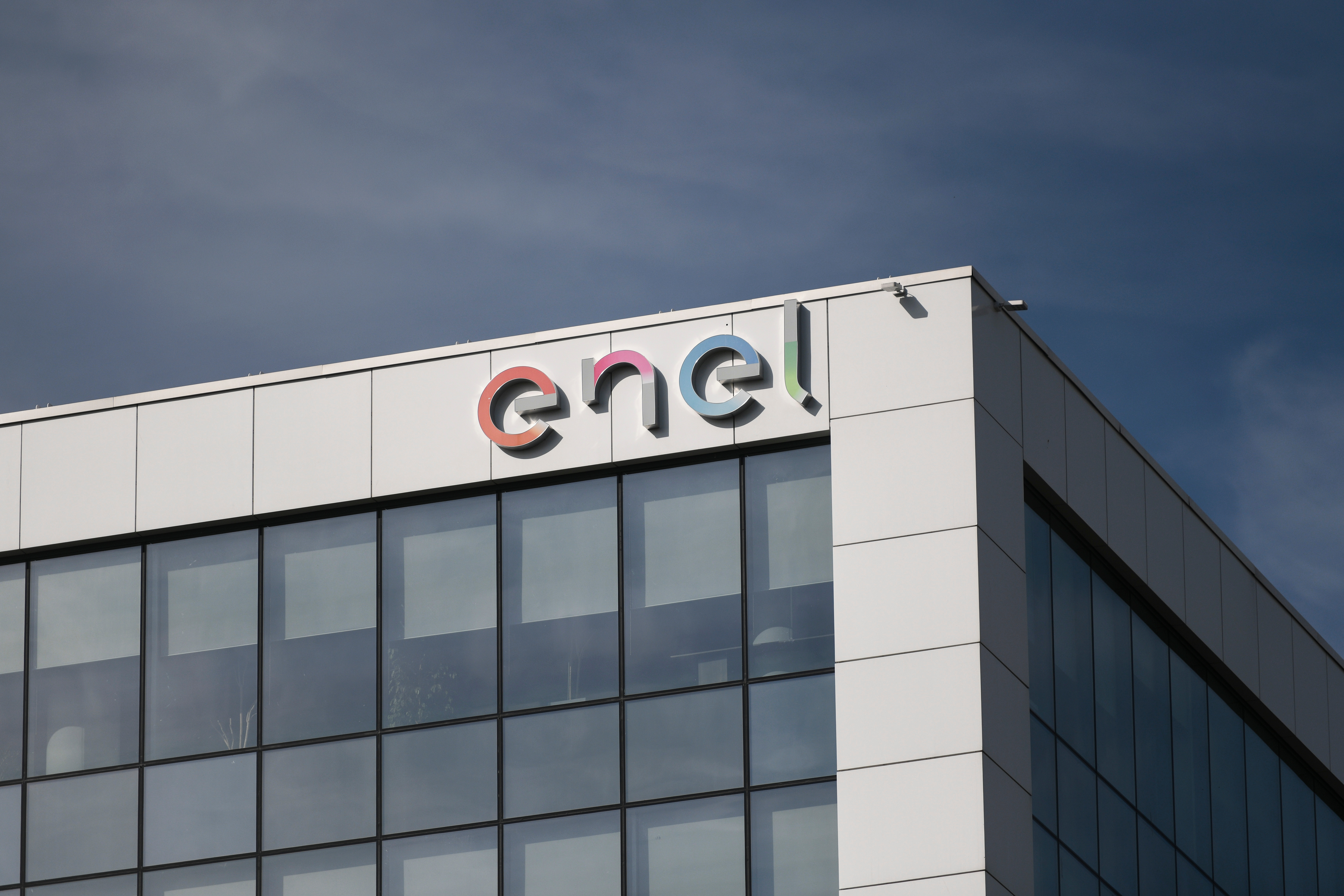 Curtea de Apel Bucureşti a respins cererea de suspendare a amenzii de 10 milioane euro dată de ANPC fostei firme Enel