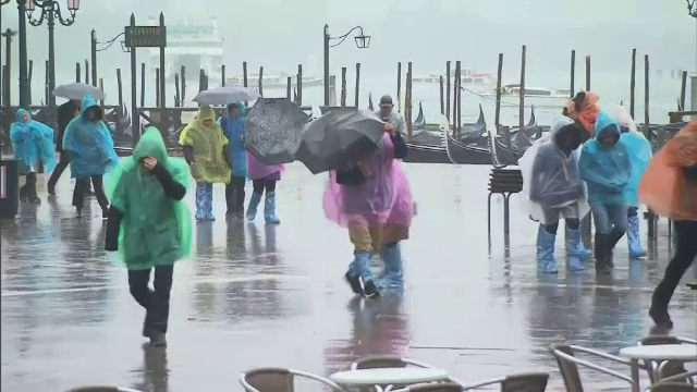 Furtunile și ploile torențiale au cuprins aproape toată Italia. Vântul a atins și 166 de kilometri pe oră