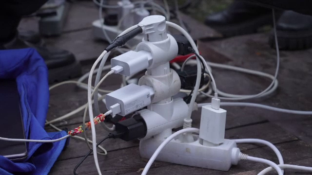 Rușii au paralizat jumătate din capacitatea energetică a Ucrainei. Un generator electric a ajuns să coste și 1.800 euro