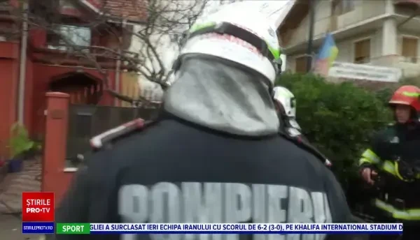 Trei case, distruse într-un incendiu în Drobeta Turnu Severin. Localnicii acuză pompierii că au venit fără apă