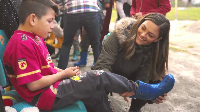 Câștigătoarea Miss Univers 2017, prezentă în România pentru o cauză umanitară: Copiii săraci vor primi haine de iarnă