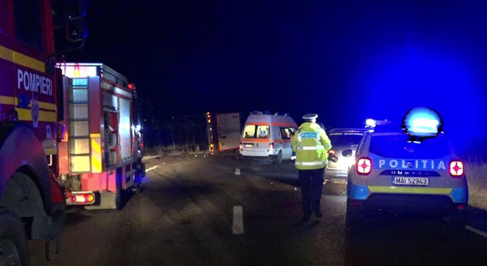 Accident cu doi morți pe DN7. O victimă a fost proiectată pe șosea, iar bucăți de caroserie s-au împrăștiat pe zeci de metri