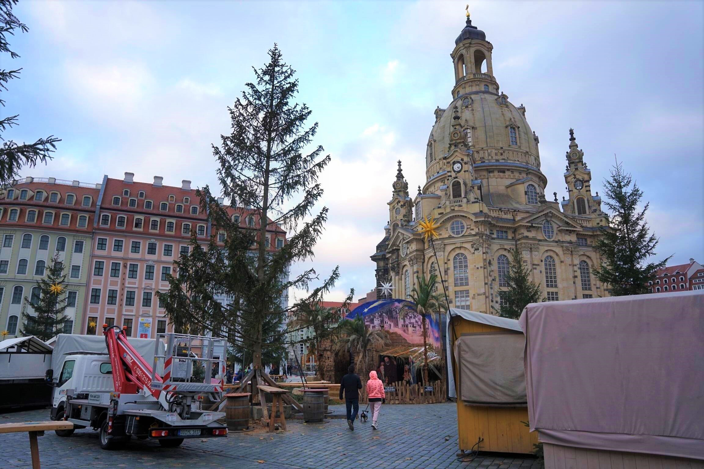 Brad de Crăciun controversat în orașul german Dresda. Aspectul său a atras un val de critici printre localnici