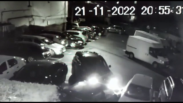 Un bărbat fără permis de conducere a furat o mașină, a provocat două accidente și a fugit de la locul faptei