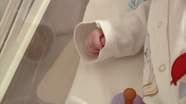 Explicațiile mamei de 15 ani al cărei bebeluș a murit în casă. A sunat la 112, dar medicii au ajuns prea târziu