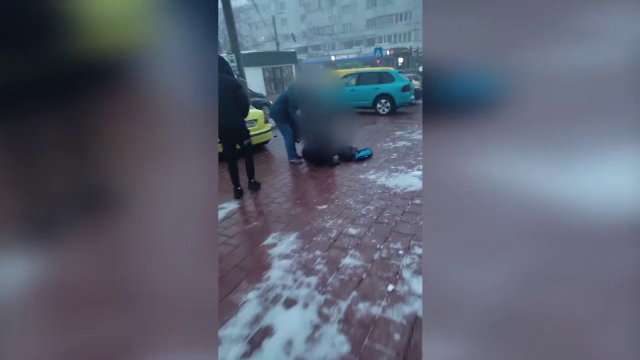 Trotuarele din Suceava, acoperite cu gheață. Primăria a început să împrășite sare doar după ce mai multe persoane s-au rănit