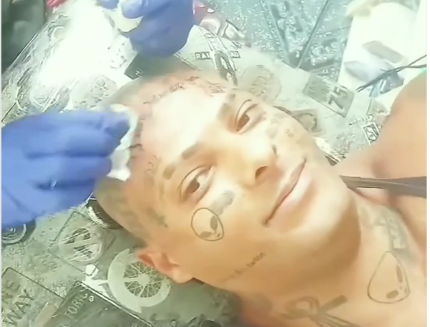 Ce și-a tatuat un influencer pe frunte ca să-i atragă atenția lui Elon Musk. Vrea să-l convingă să îl ducă în spațiu VIDEO