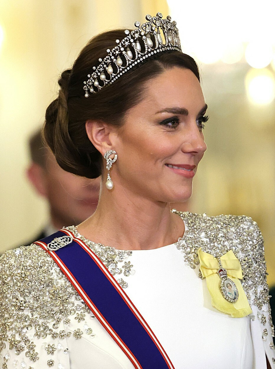 Cât costă o rochie purtată de Kate Middleton? Prințesa de Wales a avut o apariție spectaculoasă la Palatul Buckingham | FOTO