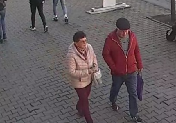 O femeie și un bărbat sunt căutați de poliție după ce au furat banii uitați într-un bancomat din Sfântu Gheorghe