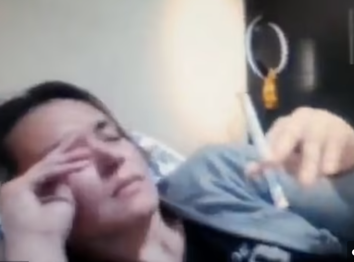 O judecătoare a fost suspendată după ce a apărut la o audiere în lenjerie intimă și cu o țigară aprinsă VIDEO