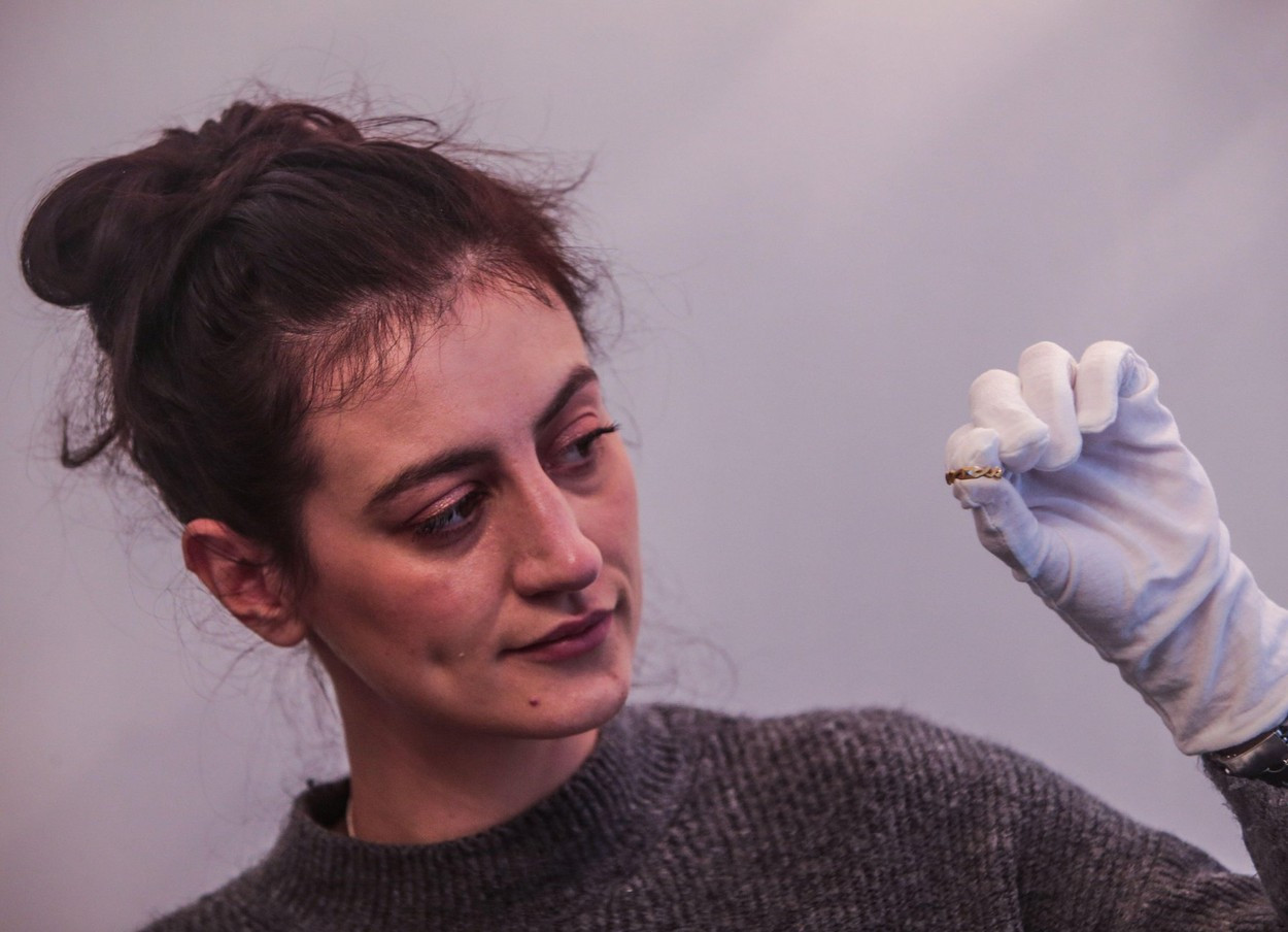 Un bărbat a găsit o comoară în timp ce se plimba într-o zonă rurală. „O descoperire pe care o faci o dată în viață”