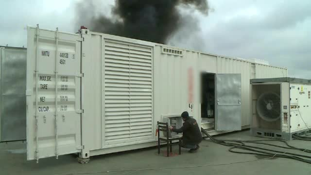 Lăsați de bombardamentele rușilor fără curent, apă și încălzire, ucrainenii cumpără generatoare din România