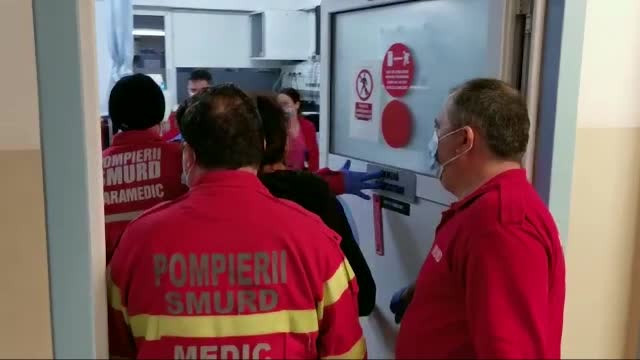 Un individ a atacat echipajul unei ambulanțe. Poliția nu l-a escortat deși fusese violent și cu ofițerii, și cu părinții lui