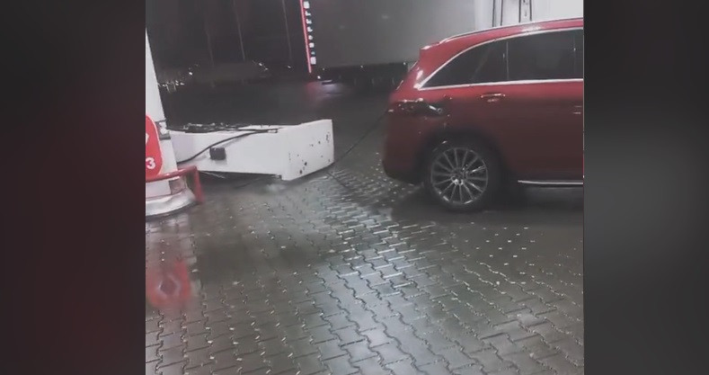 Pățania unei șoferițe într-o benzinărie din Ploiești. Femeia a plecat cu tot cu pompa de benzină. Ce a urmat