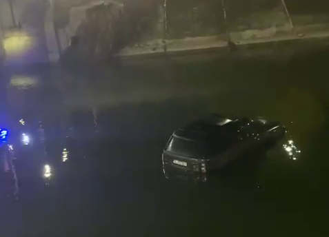 Un șofer a plonjat cu mașina în râul Dâmbovița, după ce a pierdut controlul autoturismului
